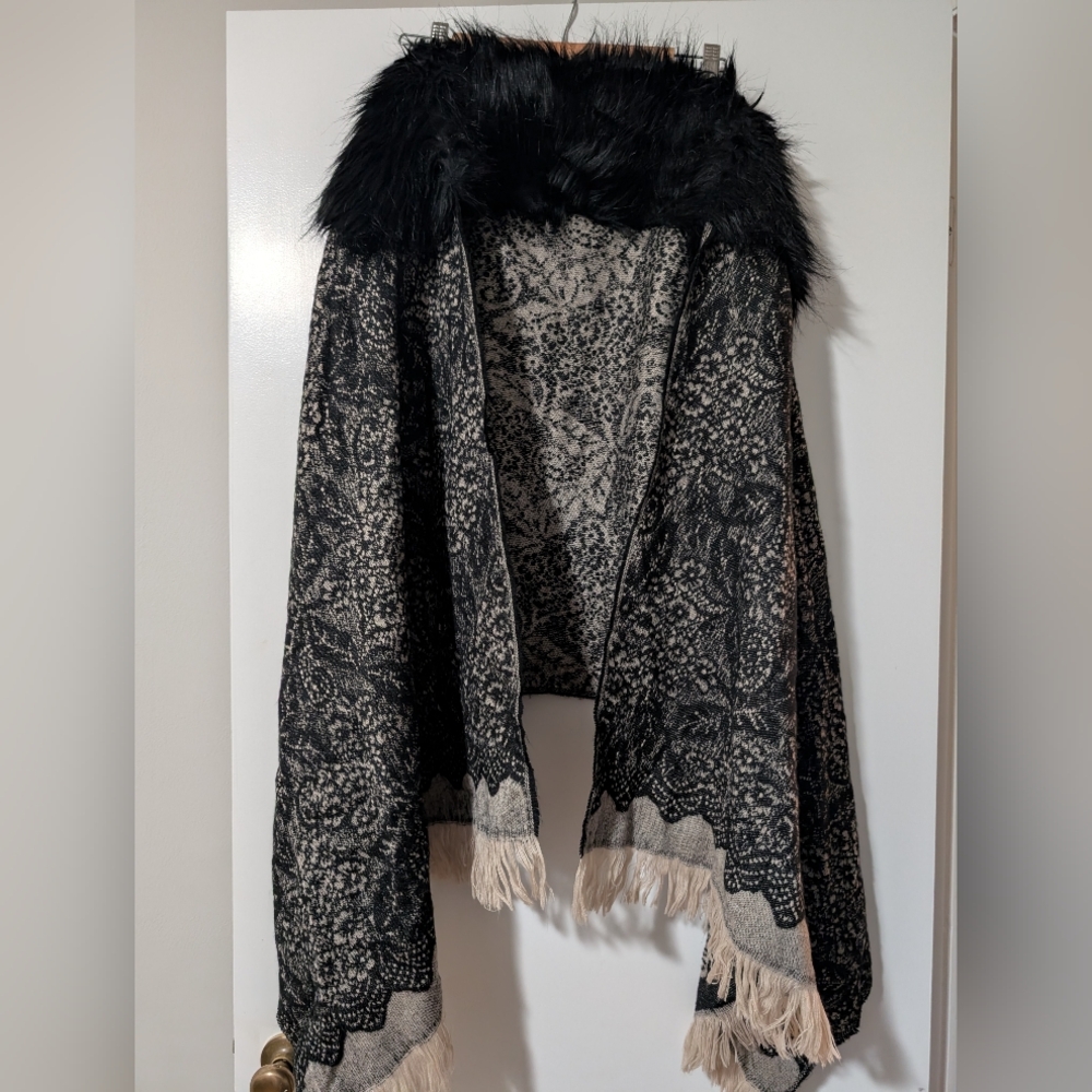 Madison 88 Black and Cream Patterned Shawl with Faux Fur